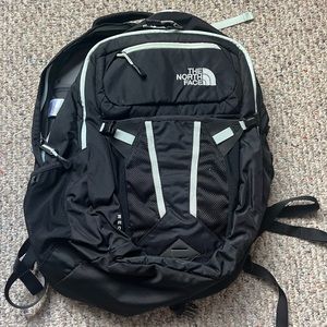 I’m selling this NORTHFACE RECON book bag